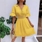 Schickes Kleid mit V-Ausschnitt und Spitzenausschnitten