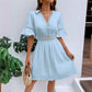 Schickes Kleid mit V-Ausschnitt und Spitzenausschnitten